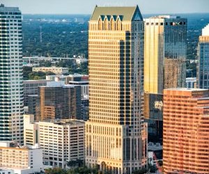 As criptomoedas oferecem alto potencial de retorno e maior liberdade financeira por meio da descentralização, operando em um mercado aberto 24 horas por dia, 7 dias por semana. No entanto, são um ativo de alto risco devido à extrema volatilidade e à falta de regulamentação. Os principais riscos incluem perdas rápidas e falhas de segurança cibernética. A chave para o sucesso é investir somente com uma estratégia clara e com capital que não comprometa sua estabilidade financeira.