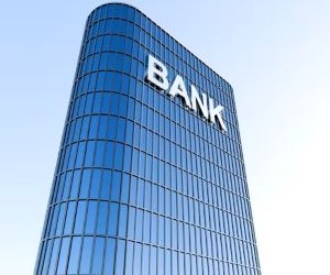 O mercado Forex oferece oportunidades de lucro com as flutuações entre moedas globais em um mercado altamente líquido que opera 24 horas por dia, mas também é uma área de alto risco devido à alavancagem, à forte volatilidade e ao impacto de notícias macroeconômicas; a chave é operar com uma estratégia clara, gerenciamento de risco rigoroso e apenas com capital que você possa perder sem afetar sua estabilidade financeira.