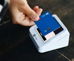 Commodities como ouro, petróleo, produtos agrícolas e metais industriais oferecem oportunidades para diversificar seu portfólio e se proteger contra a inflação, mas também são ativos de alto risco devido à volatilidade de preços, tensões geopolíticas e choques de oferta e demanda; a chave é investir com uma estratégia clara, uma compreensão dos fatores subjacentes do mercado e somente com capital que não comprometa sua estabilidade financeira.