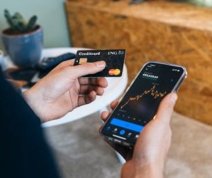 As criptomoedas oferecem alto potencial de retorno e maior liberdade financeira por meio da descentralização, operando em um mercado aberto 24 horas por dia, 7 dias por semana. No entanto, são um ativo de alto risco devido à extrema volatilidade e à falta de regulamentação. Os principais riscos incluem perdas rápidas e falhas de segurança cibernética. A chave para o sucesso é investir somente com uma estratégia clara e com capital que não comprometa sua estabilidade financeira.