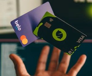 As criptomoedas oferecem alto potencial de retorno e maior liberdade financeira por meio da descentralização, operando em um mercado aberto 24 horas por dia, 7 dias por semana. No entanto, são um ativo de alto risco devido à extrema volatilidade e à falta de regulamentação. Os principais riscos incluem perdas rápidas e falhas de segurança cibernética. A chave para o sucesso é investir somente com uma estratégia clara e com capital que não comprometa sua estabilidade financeira.