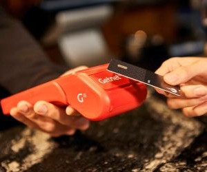 As ações oferecem potencial de crescimento a longo prazo e renda de dividendos ao investir em empresas que criam valor ao longo do tempo, mas também apresentam riscos significativos devido à volatilidade do mercado, ciclos econômicos e eventos específicos de cada empresa; a chave é investir com uma estratégia clara, diversificação adequada e somente com capital que não comprometa sua estabilidade financeira.