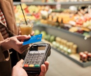 As criptomoedas oferecem alto potencial de retorno e maior liberdade financeira por meio da descentralização, operando em um mercado aberto 24 horas por dia, 7 dias por semana. No entanto, são um ativo de alto risco devido à extrema volatilidade e à falta de regulamentação. Os principais riscos incluem perdas rápidas e falhas de segurança cibernética. A chave para o sucesso é investir somente com uma estratégia clara e com capital que não comprometa sua estabilidade financeira.