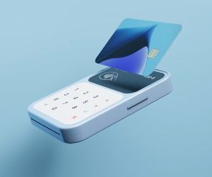 As criptomoedas oferecem alto potencial de retorno e maior liberdade financeira por meio da descentralização, operando em um mercado aberto 24 horas por dia, 7 dias por semana. No entanto, são um ativo de alto risco devido à extrema volatilidade e à falta de regulamentação. Os principais riscos incluem perdas rápidas e falhas de segurança cibernética. A chave para o sucesso é investir somente com uma estratégia clara e com capital que não comprometa sua estabilidade financeira.