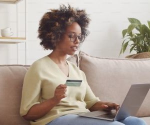 As criptomoedas oferecem alto potencial de retorno e maior liberdade financeira por meio da descentralização, operando em um mercado aberto 24 horas por dia, 7 dias por semana. No entanto, são um ativo de alto risco devido à extrema volatilidade e à falta de regulamentação. Os principais riscos incluem perdas rápidas e falhas de segurança cibernética. A chave para o sucesso é investir somente com uma estratégia clara e com capital que não comprometa sua estabilidade financeira.