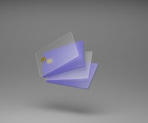 As criptomoedas oferecem alto potencial de retorno e maior liberdade financeira por meio da descentralização, operando em um mercado aberto 24 horas por dia, 7 dias por semana. No entanto, são um ativo de alto risco devido à extrema volatilidade e à falta de regulamentação. Os principais riscos incluem perdas rápidas e falhas de segurança cibernética. A chave para o sucesso é investir somente com uma estratégia clara e com capital que não comprometa sua estabilidade financeira.