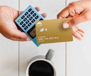 As criptomoedas oferecem alto potencial de retorno e maior liberdade financeira por meio da descentralização, operando em um mercado aberto 24 horas por dia, 7 dias por semana. No entanto, são um ativo de alto risco devido à extrema volatilidade e à falta de regulamentação. Os principais riscos incluem perdas rápidas e falhas de segurança cibernética. A chave para o sucesso é investir somente com uma estratégia clara e com capital que não comprometa sua estabilidade financeira.