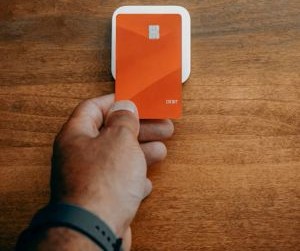 As criptomoedas oferecem alto potencial de retorno e maior liberdade financeira por meio da descentralização, operando em um mercado aberto 24 horas por dia, 7 dias por semana. No entanto, são um ativo de alto risco devido à extrema volatilidade e à falta de regulamentação. Os principais riscos incluem perdas rápidas e falhas de segurança cibernética. A chave para o sucesso é investir somente com uma estratégia clara e com capital que não comprometa sua estabilidade financeira.