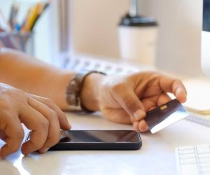 As criptomoedas oferecem alto potencial de retorno e maior liberdade financeira por meio da descentralização, operando em um mercado aberto 24 horas por dia, 7 dias por semana. No entanto, são um ativo de alto risco devido à extrema volatilidade e à falta de regulamentação. Os principais riscos incluem perdas rápidas e falhas de segurança cibernética. A chave para o sucesso é investir somente com uma estratégia clara e com capital que não comprometa sua estabilidade financeira.