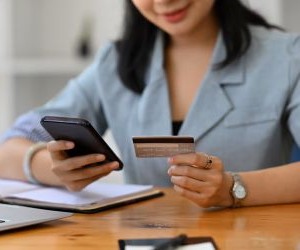 Commodities como ouro, petróleo, produtos agrícolas e metais industriais oferecem oportunidades para diversificar seu portfólio e se proteger contra a inflação, mas também são ativos de alto risco devido à volatilidade de preços, tensões geopolíticas e choques de oferta e demanda; a chave é investir com uma estratégia clara, uma compreensão dos fatores subjacentes do mercado e somente com capital que não comprometa sua estabilidade financeira.