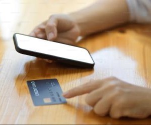 As criptomoedas oferecem alto potencial de retorno e maior liberdade financeira por meio da descentralização, operando em um mercado aberto 24 horas por dia, 7 dias por semana. No entanto, são um ativo de alto risco devido à extrema volatilidade e à falta de regulamentação. Os principais riscos incluem perdas rápidas e falhas de segurança cibernética. A chave para o sucesso é investir somente com uma estratégia clara e com capital que não comprometa sua estabilidade financeira.