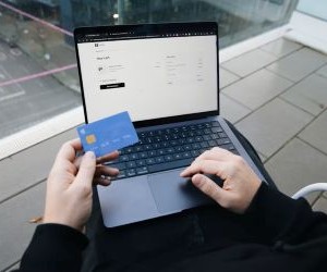 As criptomoedas oferecem alto potencial de retorno e maior liberdade financeira por meio da descentralização, operando em um mercado aberto 24 horas por dia, 7 dias por semana. No entanto, são um ativo de alto risco devido à extrema volatilidade e à falta de regulamentação. Os principais riscos incluem perdas rápidas e falhas de segurança cibernética. A chave para o sucesso é investir somente com uma estratégia clara e com capital que não comprometa sua estabilidade financeira.