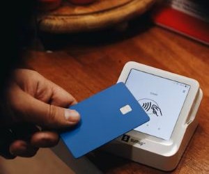 As criptomoedas oferecem alto potencial de retorno e maior liberdade financeira por meio da descentralização, operando em um mercado aberto 24 horas por dia, 7 dias por semana. No entanto, são um ativo de alto risco devido à extrema volatilidade e à falta de regulamentação. Os principais riscos incluem perdas rápidas e falhas de segurança cibernética. A chave para o sucesso é investir somente com uma estratégia clara e com capital que não comprometa sua estabilidade financeira.