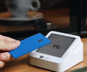 As criptomoedas oferecem alto potencial de retorno e maior liberdade financeira por meio da descentralização, operando em um mercado aberto 24 horas por dia, 7 dias por semana. No entanto, são um ativo de alto risco devido à extrema volatilidade e à falta de regulamentação. Os principais riscos incluem perdas rápidas e falhas de segurança cibernética. A chave para o sucesso é investir somente com uma estratégia clara e com capital que não comprometa sua estabilidade financeira.