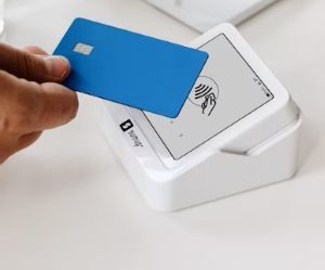 As criptomoedas oferecem alto potencial de retorno e maior liberdade financeira por meio da descentralização, operando em um mercado aberto 24 horas por dia, 7 dias por semana. No entanto, são um ativo de alto risco devido à extrema volatilidade e à falta de regulamentação. Os principais riscos incluem perdas rápidas e falhas de segurança cibernética. A chave para o sucesso é investir somente com uma estratégia clara e com capital que não comprometa sua estabilidade financeira.