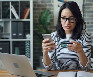 As ações oferecem potencial de crescimento a longo prazo e renda de dividendos ao investir em empresas que criam valor ao longo do tempo, mas também apresentam riscos significativos devido à volatilidade do mercado, ciclos econômicos e eventos específicos de cada empresa; a chave é investir com uma estratégia clara, diversificação adequada e somente com capital que não comprometa sua estabilidade financeira.