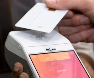 As criptomoedas oferecem alto potencial de retorno e maior liberdade financeira por meio da descentralização, operando em um mercado aberto 24 horas por dia, 7 dias por semana. No entanto, são um ativo de alto risco devido à extrema volatilidade e à falta de regulamentação. Os principais riscos incluem perdas rápidas e falhas de segurança cibernética. A chave para o sucesso é investir somente com uma estratégia clara e com capital que não comprometa sua estabilidade financeira.