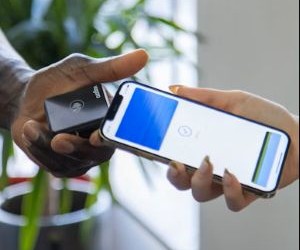 As ações oferecem potencial de crescimento a longo prazo e renda de dividendos ao investir em empresas que criam valor ao longo do tempo, mas também apresentam riscos significativos devido à volatilidade do mercado, ciclos econômicos e eventos específicos de cada empresa; a chave é investir com uma estratégia clara, diversificação adequada e somente com capital que não comprometa sua estabilidade financeira.