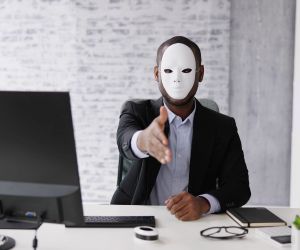 Esquemas Ponzi continuam ativos e perigosos. Prometem ganhos fáceis com dinheiro novo, mas colapsam. Educação financeira é sua melhor defesa.